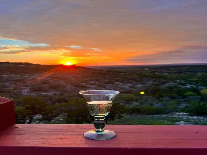 Entire 2Br 2Ba Hilltop View Home Sleeps 7 Pets 4 Acres Jacuzzi Central Ac Kingbeds Free Wifi-Parking Kitchen Washerdryer Starry Terrace Two Sunset Dining Patios Grill Stovetop Oven Fridge Onsitewoodedhiking Wildlife Coveredpatio4Pets & Birds Singing! Marble Falls Exteriér fotografie